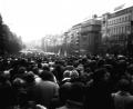 Bild: Von ŠJů (cs:ŠJů). This file is an electronic scan of a film (photochemical) photograph made by ŠJů.film No.:159, picture No.: 20camera: Vilia, film type: Foto 64 (Svema), scanner: scanned from a negative by Foto-graf, CC BY-SA 3.0, https://commons. wikimedia.org/w/ index.php?curid=14684594
So viel Menschen der riesige Wenzelsplatz fasst: Hunderttausende lauschten am 24. November 1989 den Reden Václav Havels und Alexander Dubčeks.