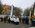 Bild: dob
Vor dem Gedenkstein auf dem Dorfplatz versammeln sich die Waldauer Bewohner mit den Vereinen und Fahnenabordnungen und Dekan Alexander Hösl. Stadtrat Johann Wiesent hält die Gedenkrede und mahnt, sich um des Friedens Willen auf Augenhöhe zu begegnen.