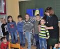 Bild: ak
Religionspädagogin Gabi Schecklmann (rechts) und die Schüler befassten sich mit der Kernaussage des Sterntaler-Märchens.