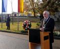 Bild: mab
Vor dem Kriegerdenkmal versammeln sich Vertreter des Marktes mit Vereinen und Angehörigen der Patenkompanie, um im Gedenken an Gewalt und Terror inne zu halten. Bürgermeister Manfred Rodde mahnte angesichts vieler Kriegsopfer aus Schwarzenfeld und Umgebung zu Frieden und Toleranz in der Gesellschaft.