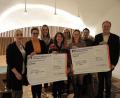 Bild: exb/Reichl
Hauptgewinner der Tombola: Thomas Vitzthum und Franziska Lang (von links) von der evangelischen Jugend freuen sich ebenso wie Sema Tasali-Stoll und Anke Reiß vom Verein „Dornrose“ über die Spende von Ladies Circle. Präsidentin Alexandra Dambeck (Dritte von links) und ihr Team haben damit den Erlös aus der Losaktion beim Bürgerfest weitergegeben.