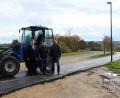 Bild: Stefanie Gradl
Bürgermeister Hans-Martin Schertl (links), Bauamtsleiter Stefan Ertl (rechts) und Vorbeiter Michael Kolek von der Firma Schulz trafen sich auf dem neu asphaltierten Radweg zwischen Axtheid und Axtheid-Berg.