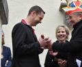 Bild: hcz
OB Kurt Seggewiß übergibt die Stadtkasse und den Schlüssel an Faschingsprinzessin Sandra und Prinz Bernd..