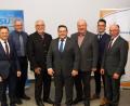 Bild: bkr
Mit vielen Vorschusslorbeeren und guten Wünschen schickten Tobias Reiß, Josef Hecht, Lothar Porst (von links), Albert Nickl, Bernhard Söllner und Eberhard Besold Thomas Kaufmann (von rechts) ins Rennen um das Bürgermeisteramt.