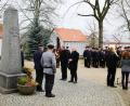 Bild: JOCHEN NEUMANN 
ERBENDORF
Bei der Feier am Kriegerdenkmal in Wildenreuth legten (von links) Pfarrer Manuel Sauer und Zweiter Bürgermeister Johannes Reger einen Kranz ab.