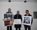 Bild: kgg
Mit großer Freude nahm der Vorsitzende Hospizverein Amberg Georg Franz Fröhler das große Bild mit 13 50-Euro-Scheinen von Jürgen Klein entgegen. Im Bild von links Hobbyfotograf Jürgen Klein, Georg Franz Fröhler (mit Bild der Kinderhort-Kinder) und Zweiter Vorsitzender Markus Braun vom Verein Kunsthaus Waldsassen.