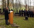 Bild: zer
Am Volkstrauertag schauen die Menschen wie hier am Denkmal in Letzau auf die Schrecken des Krieges zurück und schauten voraus auf die Bewahrung von Frieden und Demokratie. Im Bild 2. Bürgermeister Schiller bei seiner Ansprache in Wilchenreuth.