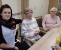Bild: u
Seit der Eröffnung der BRK Solitären Tagespflege St. Barbara im Juli 2018 gehört die 22-jährige Chiara Fröhlich (links) zum Betreuungsteam der Einrichtung. Sie bastelt mit den Tagespflegegästen, macht Gesellschaftsspiele oder singt mit ihnen oder hört ihnen aufmerksam zu, wenn diese Geschichten aus ihrer Kindheit und Jugendzeit erzählen.