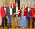Bild: hl
Die Keule im Großformat gab der bisherige Träger Hermann Schraml an seinen Nachfolger Hans Prieschenk (Zweiter und Dritter von links) weiter.