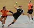 Bild: ham
Carina Czichon (dunkles Trikot) war fünf Mal für die HSG Nabburg/Schwarzenfeld gegen die HG Amberg erfolgreich. Das Söllner-Team bleibt vorne dran.