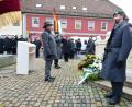 Bild: bey
Bürgermeister Rainer Rewitzer und Major Olaf Niederdräing legten nach ihren Ansprachen Kränze am Kriegerdenkmal nieder.
