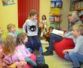 Bild: fz
Hannes Rupprecht liest den Kindern in der Stadtbücherei das Märchen vom Rumpelstilzchen vor.