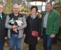 Bild: jr
Geflügelzüchter-Vorsitzender Siegmund Lenk (Zweiter von links) präsentierte bei der Eröffnung der Schau einen Niederrheiner Gockel. Erfreut über die Ausrichtung einer Ausstellung nach siebenjähriger Pause zeigten sich Bürgermeister Max Bindl (links) sowie Zweiter Bürgermeister Reinhard Wurm und Kreisrätin Inge Härtl.