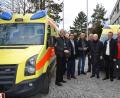 Bild: Thomas Amann
Klaus Conrad (vorne Mitte) staunte, dass die beiden Chefärzte der zwei beschenkten Krankenhäuser, der Münchner Generalkonsul der Ukraine, Dmytro Shevchenko, Dr. Josef Ziegler, der Vorsitzende der Aktion Tschernobyl, und Schwandorfs Altlandrat Hans Schuierer (von links) mit weiteren dankbaren Gästen und den Ambulanzfahrern zur Übergabe der zwei Sankas nach Hirschau gekommen waren. Mit so viel „Aufwand“ hatte der Gründer der nach ihm und seiner Ehefrau benannten Stiftung einerseits gar nicht gerechnet, andererseits war der große Kreis Ausdruck der hohen Wertschätzung für Spender und Spende aus Hirschau.