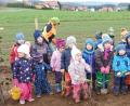 Bild: ohr
Die Teilnehmergemeinschaft zur Flurneuordnung der Gemeindeteile Guteneck und Weidenthal luden die Mädchen und Buben des Kindergartens Weidenthal zum Mithelfen beim Bepflanzen ein. Ausgerüstet mit Eimerchen und Schaufel waren die jungen Naturfreunde eifrig bei der Sache.