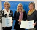 Bild: exb/StMGP
Ministerin Melanie Huml zeichnete Waltraud Ettl (links) und Rosa Niebler (rechts) aus.