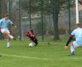 Bild: otr
David Kreinhöfner (blaues Trikot) erzielte das 1:0 für die SG Wurz/Neuhaus. Der Rettungsversuch von Neukirchens Kapitän Markus Woppmann in bester Torwartmanier kam zu spät.