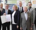 Bild: Wolfgang Steinbacher
Bayerns Wissenschaftsminister Bernd Sibler (Vierter von links) hatte einen Förderbescheid der Bayerischen Forschungsstiftung bei seinem OTH-Besuch in Höhe von 295.000 Euro dabei.