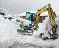Bild: Johann Groder/Expa/APA/dpa
Schneeräumung in Kals am Großglockner: In Österreich wächst aufgrund der starken Regen- und Schneefälle die Sorge vor gefährlichen Hangrutsche auch in Wohngebieten.