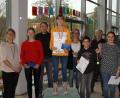 Bild: lhc
Organisatorin Heike Temmel, Moderatorin Franka Grabinger (10d), Buchhändler Ralf Volkert, Organisatorin Dagmar Schöberl, Lehrkraft Ludwig Pirner und Schulleiter Martin Zimmermann gratulierten den besten Leserinnen der Walter-Höllerer-Realschule: Gewinnerin Jenny Brohm sowie die beiden Zweitplatzierten Michel Heldrich und Aylin Rifat (von links nach rechts)