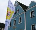 Bild: do
Statt Schwarz-Rot-Gold "schmückte" am Volkstrauertag eine Faschingsfahne das Rathaus