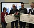 Bild: ubb
Harald Eckstein, Jana Faerber (von links) und Franz Stahl (rechts) überreichten den Studenten Georg Lang und Sonja Witt (Mitte) einen großen Scheck. Der Wernberger und die Roggensteinerin freuten sich sehr über die Auszeichnung.