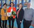 Bild: jr
Eine neue Ära an der Grundschule Konnersreuth begann mit der Amtseinführung von Johanna Reger (Mitte) als neue Schulleiterin. Ihr gratulierten (von links) Bürgermeister Max Bindl, stellvertretende Schulleiterin Birgit Lehmann, Schulrätin Martina Puff und Pfarrseelsorger Pater Benedikt Leitmayr.