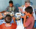 Bild: prh
Selbst das Wenige, das die Vollwaisen im Kinderheim im rumänischen Ocland bekommen, teilen sie gerne mit Erna Hauer. Sie und ihre Helfer unterstützen mit Spenden der Rumänienhilfe der Katholischen Kirchenstiftung St. Georg neben dem Kinderheim auch ein Seniorenheim sowie hilfsbedürftige Senioren und Familien.
