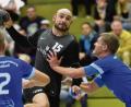 Bild: Alfred Schwarzmeier
Leitwolf Stefano Flierl (Mitte) und seine Mannschaft bleiben zu Hause weiter ungeschlagen. Am Samstag besiegte der HC Weiden den ESV Regensburg II souverän mit 32:23.