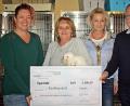 Bild: R. Kreuzer
Jutta Böhm (Zweite von links) nimmt die Spende fürs Tierheim von (von links) Juniorchefin Alexandra Grohmann, Marion und Armin Grohmann entgegen.