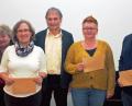 Bild: sön
Pfarrgemeinderatssprecher Josef Weinfurtner (Vierter von links) und Pfarrer Gottfried Schubach übergaben aus dem Erlös des Pfarrfestes an Marianne Reindl für die Seniorenbetreuung 300 Euro, an Irmgard Fischer für den Kirchenchor 200 Euro, an Irene Maier für die Pfarrbücherei Rieden 500 Euro und an Sebastian Zapf für die Blaskapelle St. Georg 1500 Euro.