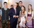 Bild: Körber-Stiftung/ David Ausserhofer
Preiswürdig ist auch die modische Botschaft der Preisträger aus der Oberpfalz. Die Elftklässler des Kepler-Gymnasiums Weiden und ihr Tutor nehmen den Bundespreis aus den Händen des Bundespräsidenten entgegen.
