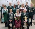 Bild: bsc
Vorsitzende Edeltraud Kaßeckert (Zweite von links) beglückwünschte die neuen Könige des Schützenvereins Frauenreuth, (sitzend von links) Schützenkönig Michael Wildenauer, Schützenliesl Rita Petrik und Seniorenkönig Alfons Hage. Die Titel des ersten und zweiten Ritters sicherten sich (stehend von rechts) Reinhard Schwarz, Daniel Kaßeckert, Tamara Bannert, Dominik Stock, Jasmin Stengl, Peter Kaßeckert und Kurt Schramm.