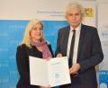 Bild: Landratsamt Tirschenreuth/exb
Landrat Wolfgang Lippert nahm die Auszeichnung stellvertretend für Irene Komarek von Ministerin Melanie Huml entgegen.