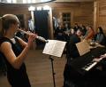 Bild: Petra Hartl
Lisa-Marie Holzschuh (Flöte, links), frischgebackene Kulturförderpreisträgerin der Stadt Amberg, und Johannes Raab (rechts) am Piano gestalten die musikalische Weinprobe in der Molzmühle mit.