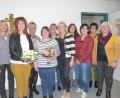 Bild: sl
Während die neue Vorsitzende Andrea Gollwitzer (Zweite von links) mit Blumen begrüßt wird, erhält Martina Rauch (Vierte von links) ein Präsent von Andrea Lang (Fünfte von rechts) im Beisein des neuen Vorstands (von links) Renate Zehent, Anita Stauber, Corinna Kurzian-Rewitzer, Karina Heinle, Heidi Völkl und Roswitha Sier sowie Leiterin Elisabeth Schieder (Fünfte von links).