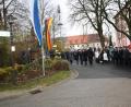 Bild: bjp
Geste der deutsch-amerikanischen Freundschaft bei der Kranzniederlegung: Major Denny Ziegert (2. Artilleriebataillon 131), Bürgermeister Albert Nickl, Colonel Jason Caldwell (US-Einheit JMSC aus Grafenwöhr) und Max Wagner, der Vorsitzende der Soldatenkameradschaft, treten gemeinsam vor das Gefallenen-Ehrenmal.