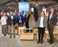 Bild: Florian Miedl/fph
Industrial-Style mit edlen Akzenten kommt an: Überzeugt davon sind bei Frey (von links) Abteilungsleiterin Katharina Baumann, Hausleiter Tobias Kastner, Innenstadtkoordinator Dominik Hartmann, Sebastian Macht von "MAKnetisch", Oberbürgermeister Oliver Weigel, Stefanie Fürst von der Wirtschaftsförderung, Firmenchefin Caroline Frey und Geschäftsführer Helmut Hagner.