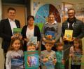 Bild: du
Weltbild-Chef Christian Sailer (hinten, von links) übergibt an die Leiterinnen des Kindergartens Manuela Scharnagl und der Eltern-Kind-Gruppe Michaela Hahn sowie Bürgermeister Ernst Lenk Bücher als Spende.