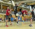 Bild: gud
Michael Fütterer (rot) erzielt in dieser Szene eines seiner insgesamt 12 Tore. In einem heiß umkämpften Spiel erzwingt der HV Oberviechtach in letzter Sekunde ein 32:32-Remis gegen den TB Roding.