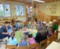 Bild: bir
MdL Anna Toman bei der Bärengruppe im Kindergarten in Bärnau: Gespannt und fasziniert lauschten die Kinder der Geschichte vom „Regenbogenfisch“.