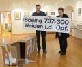 Bild: Gabi Schönberger
Das Original-Rumpfteil der Boeing 737-300 mit dem Schriftzug "Weiden i.d. Opf." ins im Stadtmuseum gelandet, zur großen Freude von Kulturamtschefin Petra Vorsatz und Haustechniker Richard Weiß.
