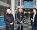 Bild: Tobias Gräf
Konsul Dmytro Shevchenko vom Generalkonsulat in München im Gespräch mit Josef Ziegler, Vorsitzender der „Aktion Tschernobyl“ und Unternehmer Claus Conrad (von rechts) in Hirschau. Der Vertreter der Ukraine bedankte sich für zwei gebrauchte Krankentransportwagen, deren Instandsetzung die Conrad-Stiftung finanzierte.