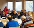Bild: weu
Thomas Dietz (links) von der Oberviechtacher Verkehrswacht frischte beim Seniorencafé Ü50 das Wissen über die Sicherheit im Straßenverkehr auf.