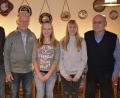 Bild: sck
Der Stadtverbandsvorstand bei der Vorstellung von mit Engel und Christkind sowie mit dem Prolog-Autor Theo Schleicher, Eugen Eckert, Nathalie Becher, Marina Brütting und Alfred Graf (von links).