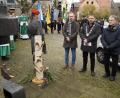 Bild: arw
Feierliches Gedenken in Störnstein. Nur ein direkt am Mahnmal geparktes Auto stört die Kulisse.