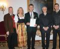 Bild: exb
Gauschützenmeister Manfred Zölch (Dritter von links) erhält von Herzog Franz von Bayern (Zweiter von rechts) das Protektorabzeichen in Gold. Unter den ersten Gratulanten sind (von links) Bezirksschützenmeister Harald Frischholz, Ehefrau Herta Zölch und Landesschützenmeister Christian Kühn.