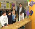 Bild: Hirsch
Johanna Schneider, Doreen Dambacher, Thomas Rauch und Hubert Döpfer (von links) schauen den Kindern beim Experimentieren an einer schiefen Ebene über die Schultern.