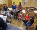 Bild: nm
Uli Grötsch (links) versteht es, Kinder zu unterhalten. Er liest ihnen zum Auftakt einer neuen Aktion aus einem Buch vor.