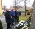 Bild: hme
Die Gemeindevertreter verharren nach dem Niederlegen des Kranzes am Kriegerdenkmal. Von links: Johann Kick, Hans Meißner, Christine Post.